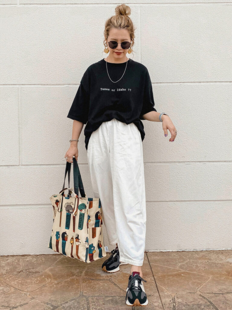黒のオーバーTシャツ×白のワイドパンツ×スエードスニーカー