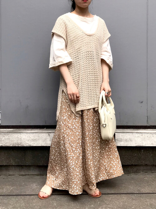 ニットの重ね着コーデ21 シャツやワンピースなどとの着こなし術を紹介 レディースコーデコレクション