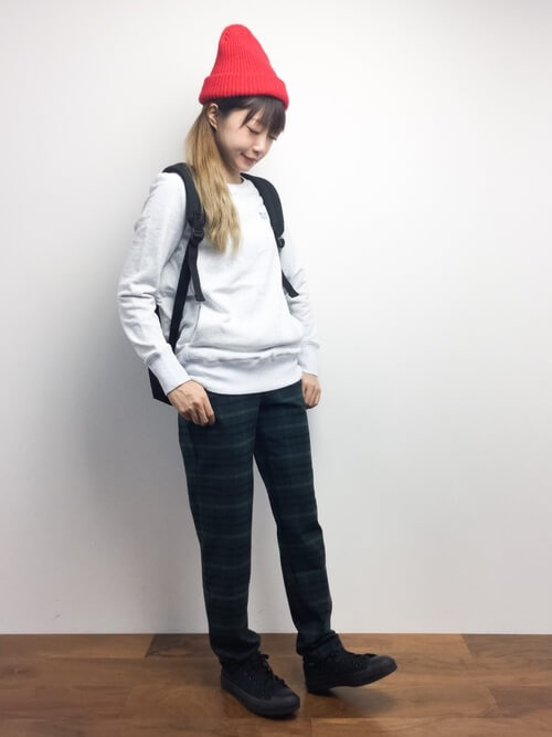 チェックのスキニーパンツ×スウェット×ニット帽×スニーカー