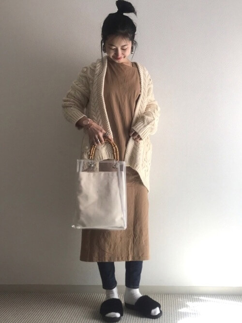 ファーサンダル×白のカーディガン×ベージュのワンピース×スキニーデニム