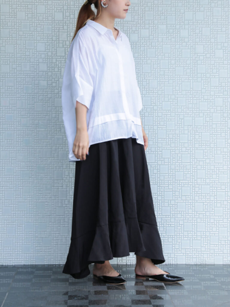 ヘムスカート×白のプルオーバーシャツ×黒のミュール