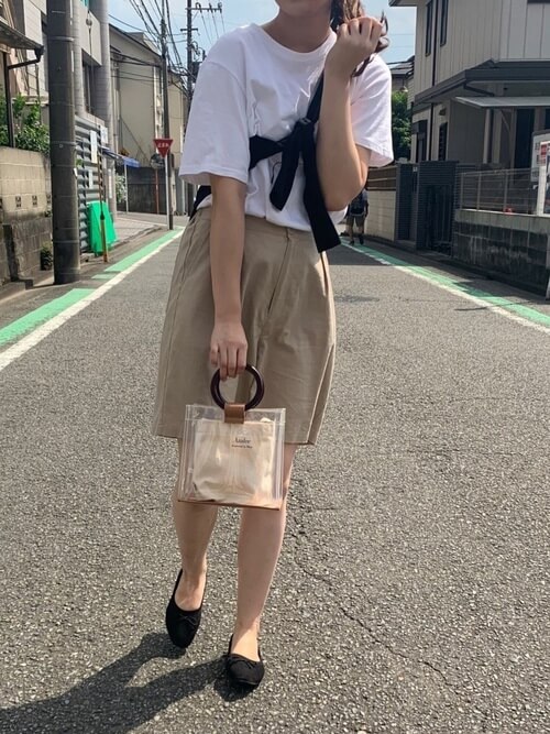 カーディガン×白のTシャツ×ベージュのハーフパンツ×黒のパンプス