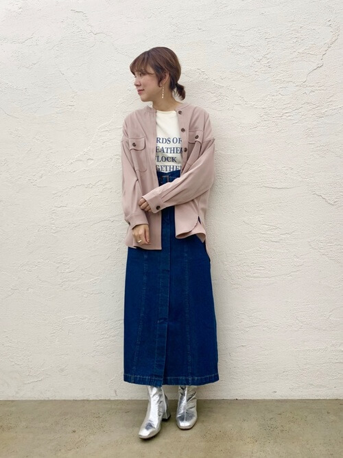 ピンクのシャツ×白のロゴTシャツ×デニムスカート×シルバーのブーツ