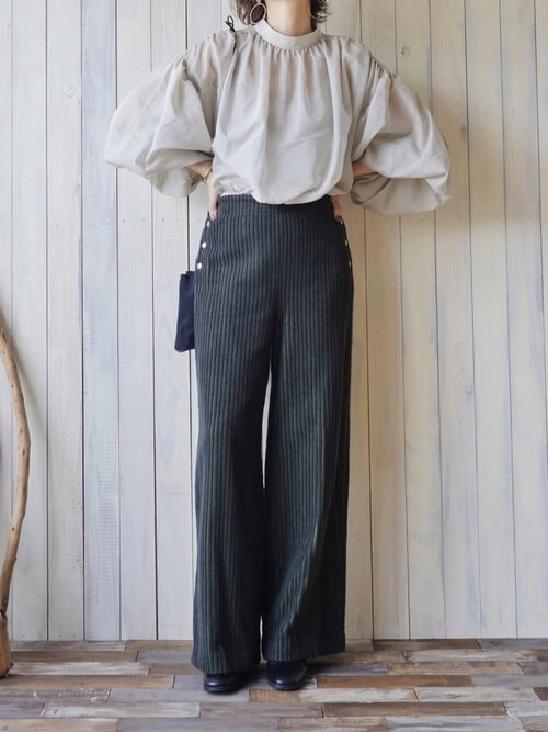 グリーンのコーデュロイパンツ×ベージュのブラウス×黒のブーツ