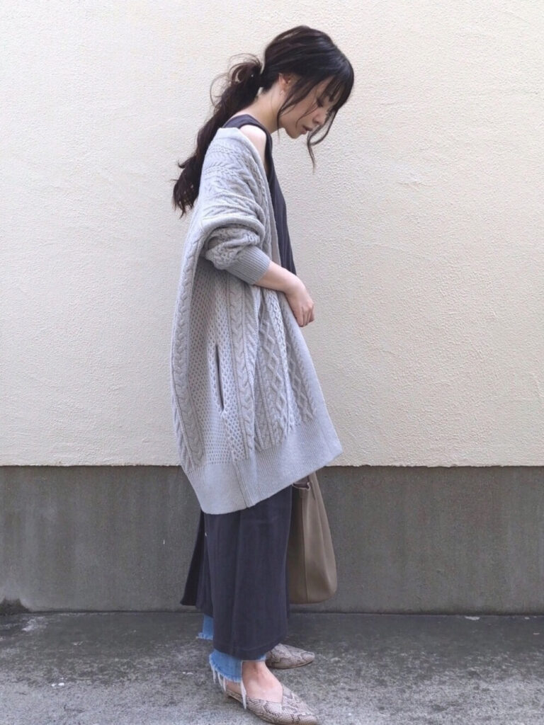 グレーのカーディガン×グレーのワンピース×デニムパンツ×パイソン柄ミュール