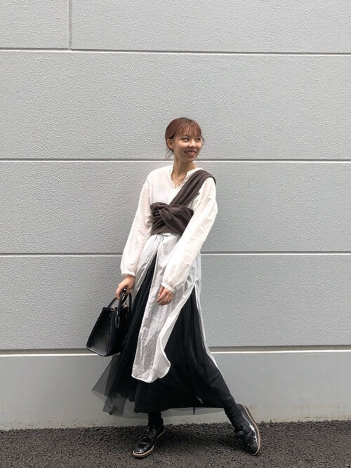 ロングシャツ×ブラウンのワンショルダービスチェ×黒のチュールスカート×黒のブーツ