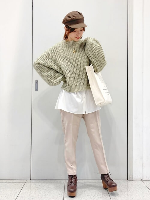 茶色のショートブーツ×グリーンのニット×白のシャツ×ベージュのパンツ