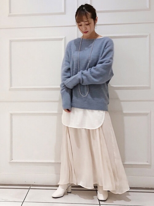 白のブーティ×青のニット×白のカットソー×ベージュのスカート