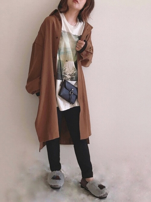 ロングシャツ×白のロゴTシャツ×黒のスキニーパンツ×ファーシューズ