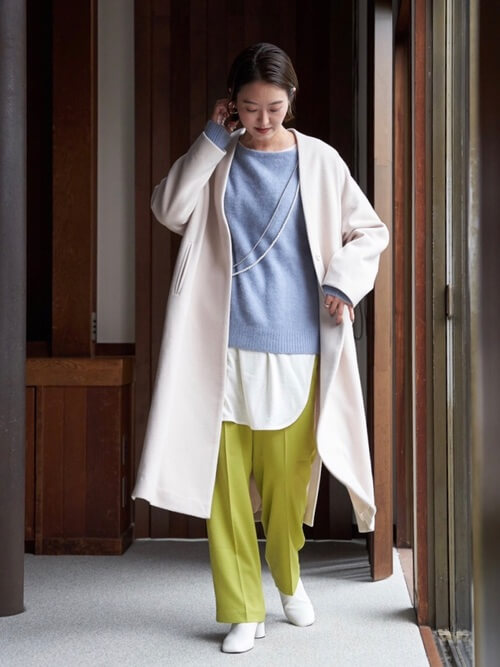 白のブーティ×白のチェスターコート×ブルーのニット×白のTシャツ×グリーンのパンツ