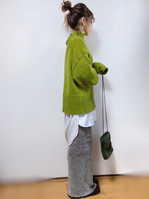 ニットセーター×白のシャツ×グレーのワイドパンツ×黒のローファー
