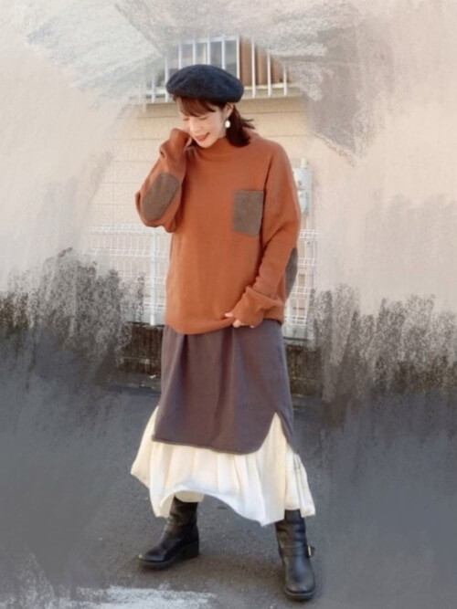 ブラウンのニット×グレーのワンピース×白のスカート×黒のエンジニアブーツ