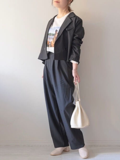 黒のテーラードジャケット×白のプリントTシャツ×黒のパンツ×ベージュのブーツ