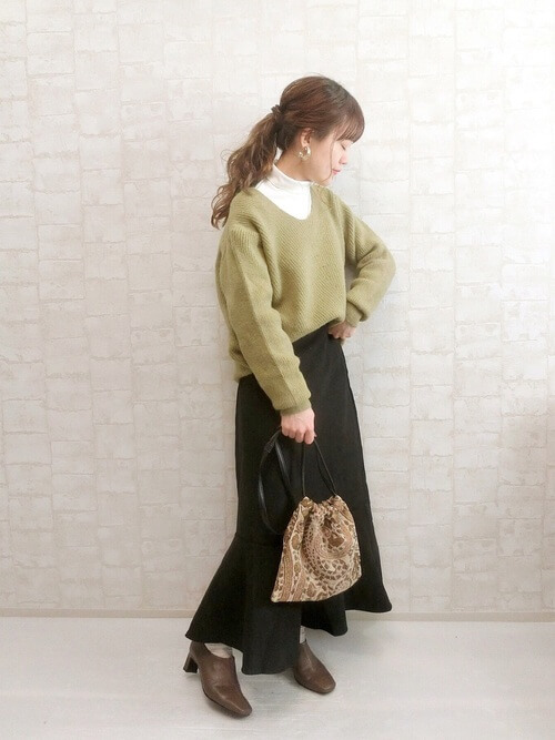 ベージュのブーティ×グリーンのニット×白のハイネック×黒のスカート