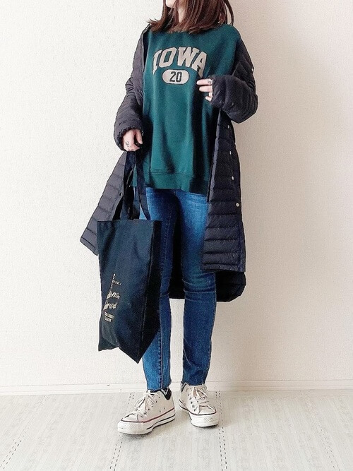 黒のロングキルティングコート×グリーンのスエット×デニムパンツ×白のスニーカー