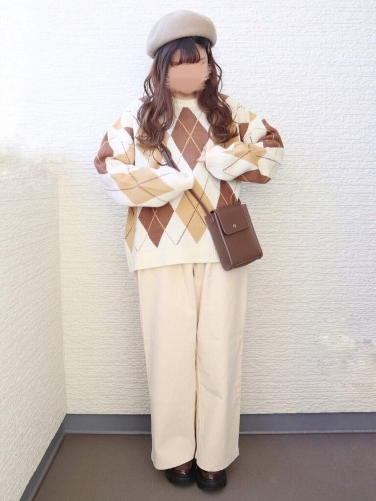アーガイルニット×白のワイドコーデュロイパンツ×ブラウンのドレスシューズ×ベージュのベレー帽
