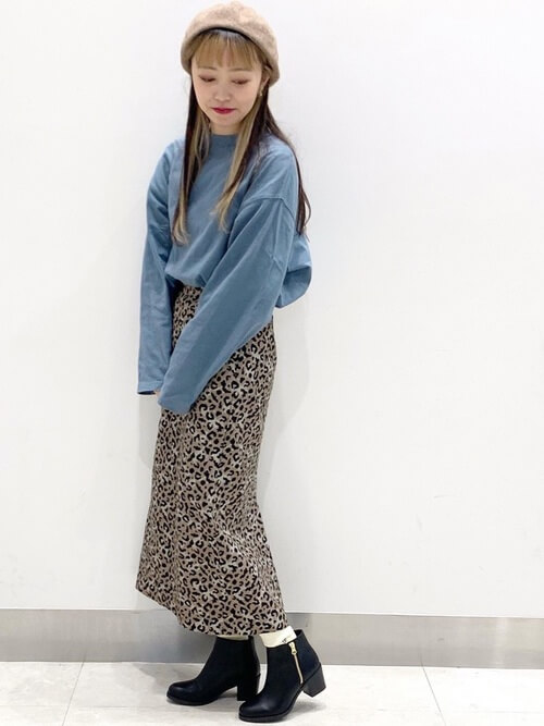 サイドジップブーツのお手本コーデ：青のロンT×レオパード柄のスカート