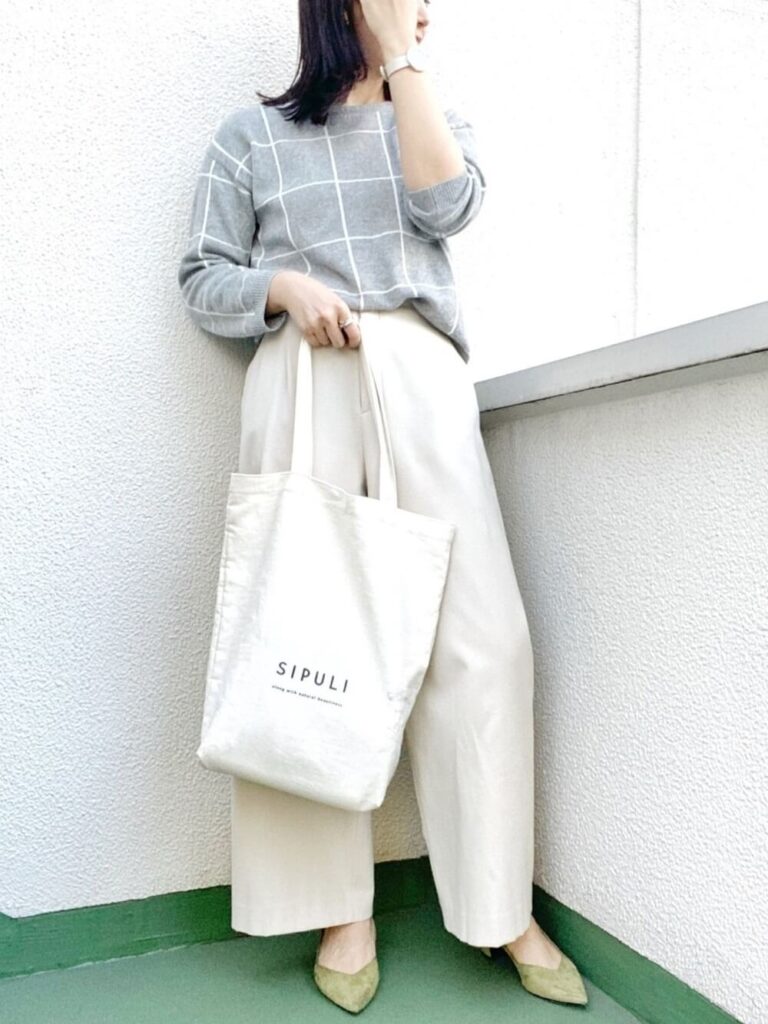 チェックニット・セーター×白のワイドパンツ×グリーンのパンプス×白のトートバッグ