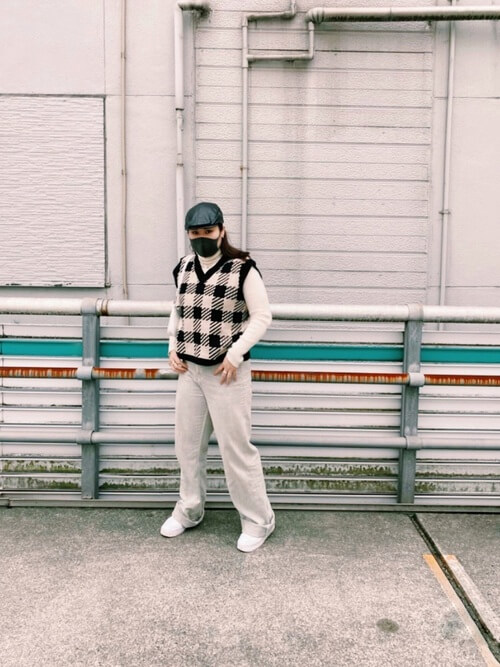 黒のベスト×白のニット×白のパンツ×白の靴×黒のハンチング