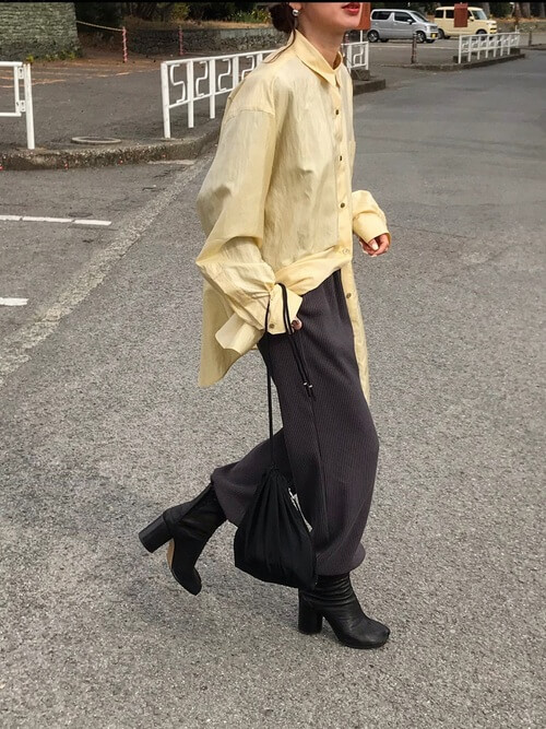 グレーのジョガーパンツ×イエローのシャツ×黒の足袋ブーツ×黒のバッグ