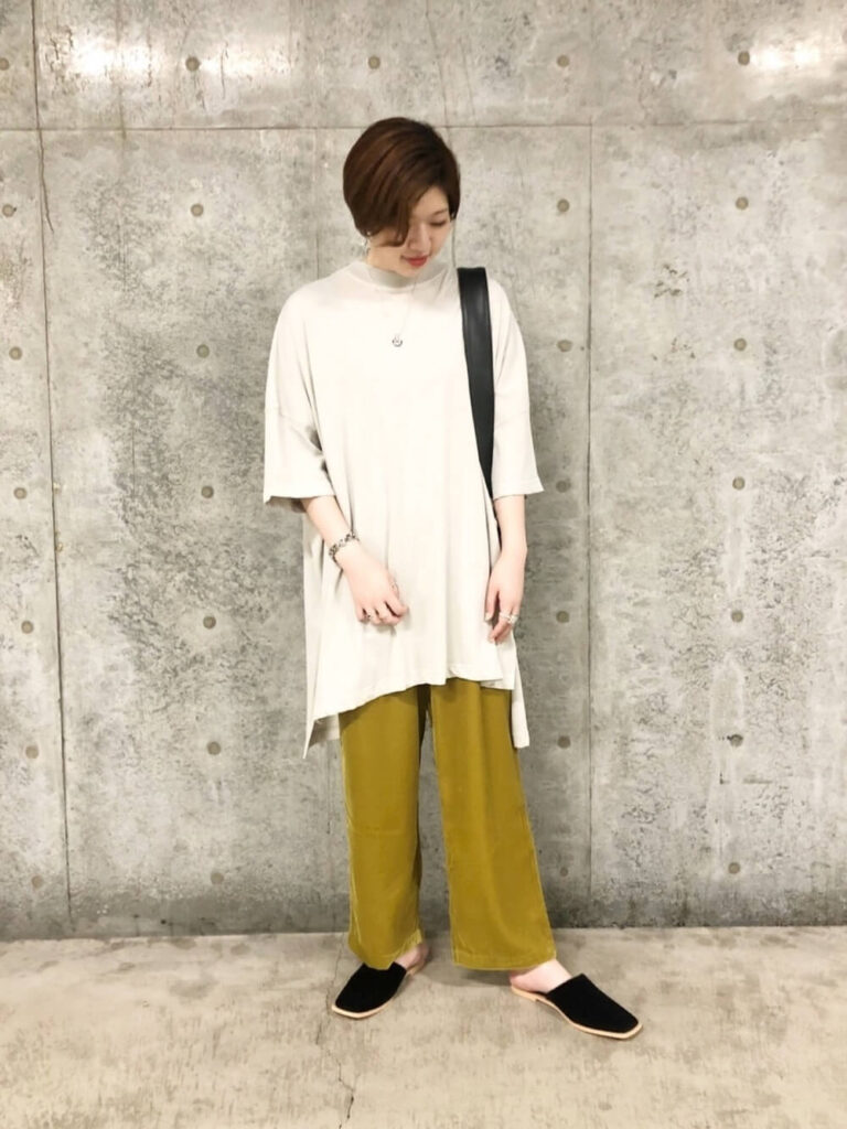 モモンガビッグTシャツ×スリッパサンダル×ベロアパンツ