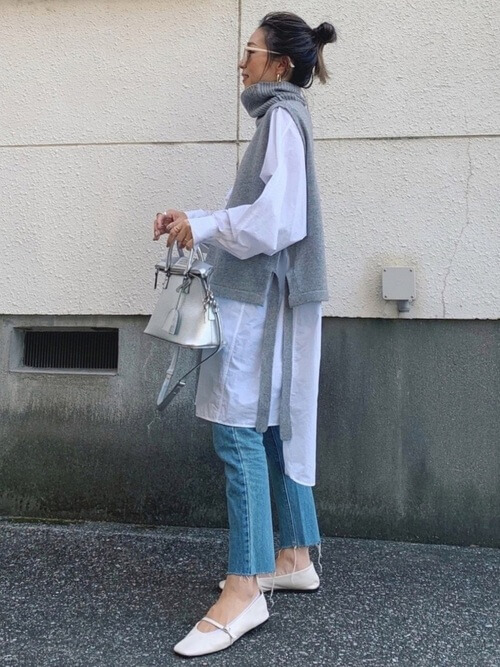 グレーのニットベスト×白のシャツ×デニムパンツ×白のパンプス