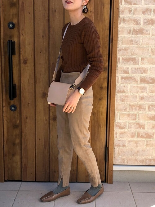 ブラウンのリブニット×ベージュのパンツ×ブラウンのローファー×ピンクのショルダーバッグ