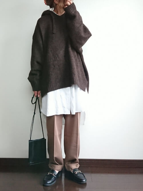 ブラウンのニットパーカー×白のシャツ×ブラウンのパンツ×黒のローファー