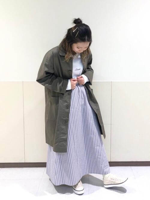ショップコート×白のロゴTシャツ×ストライプのスカート×白のスニーカー