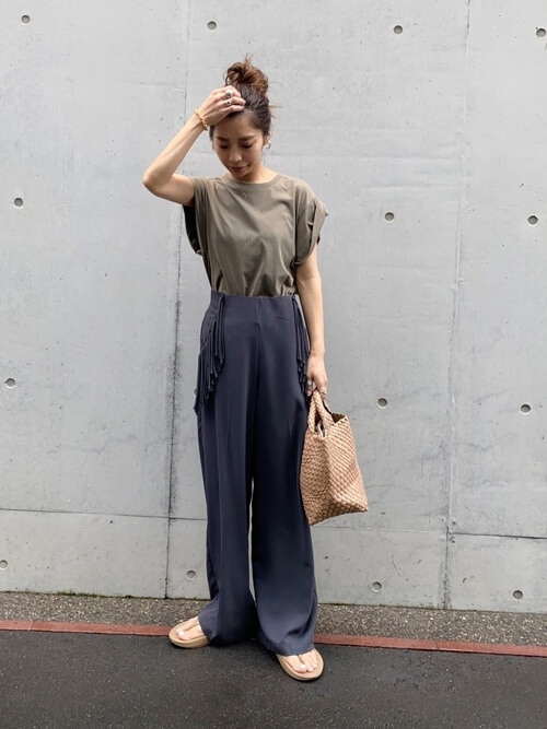ワイドパンツ×ベージュのTシャツ×ベージュのサンダル×ベージュの編み込みバッグ