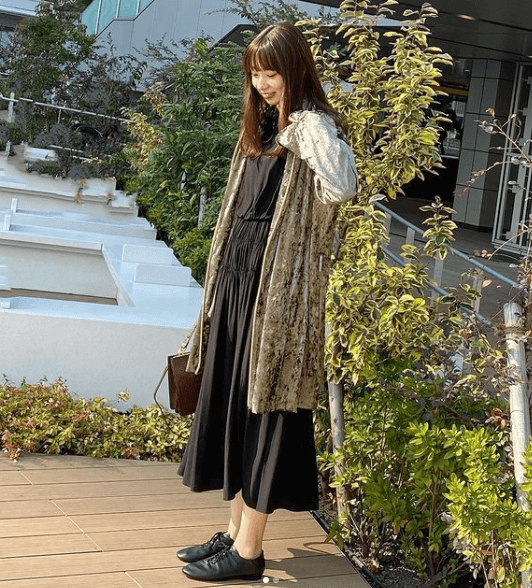 ベロアジャケット×黒のギャザーワンピース×黒のフラットシューズ