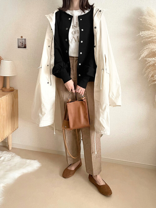 白のモッズコート×黒のカーディガン×白のロゴT×ペイズリー柄スラックス×ブラウンのパンプス