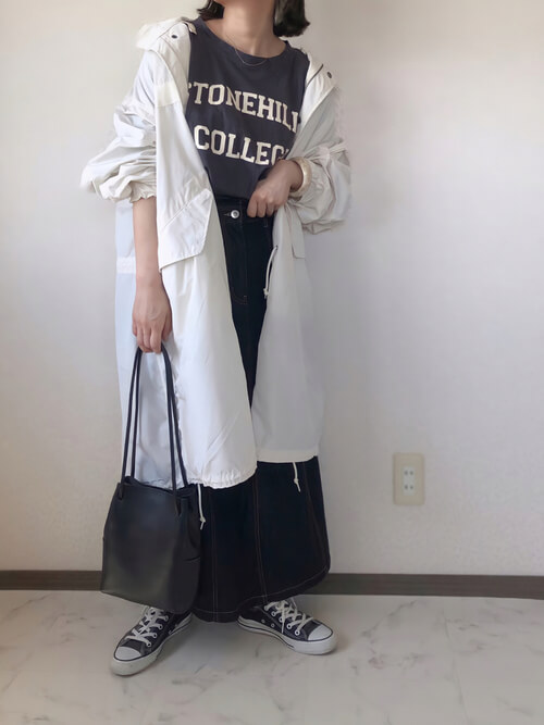 白のモッズコート×グレーのロゴTシャツ×黒のデニムスカート×黒のスニーカー