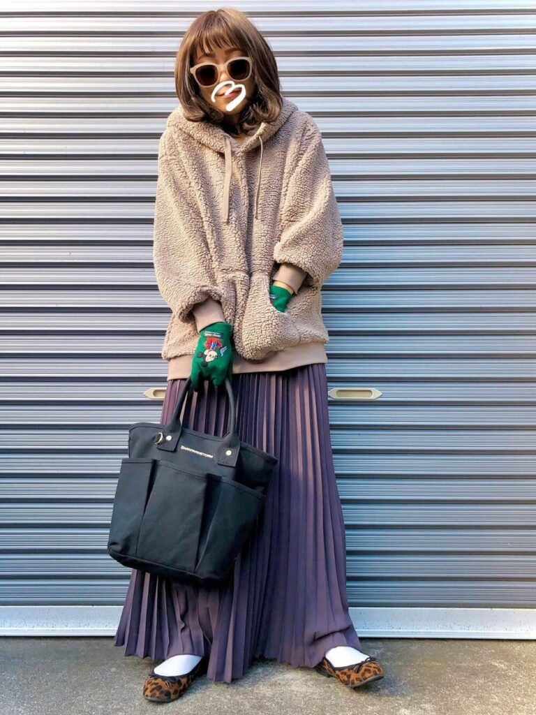 紫のプリーツスカート×白ソックス×バレエシューズ×ボアパーカーのレディースコーデ