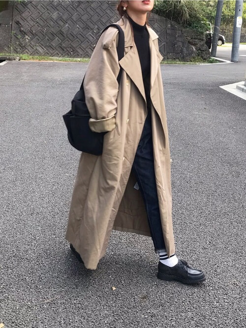 ベージュのトレンチコート×黒のニット×デニムパンツ×黒のブーツ