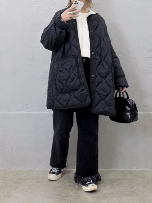 黒のモッズコート×白のトレーナー×黒のフリンジパンツ×黒のスニーカー
