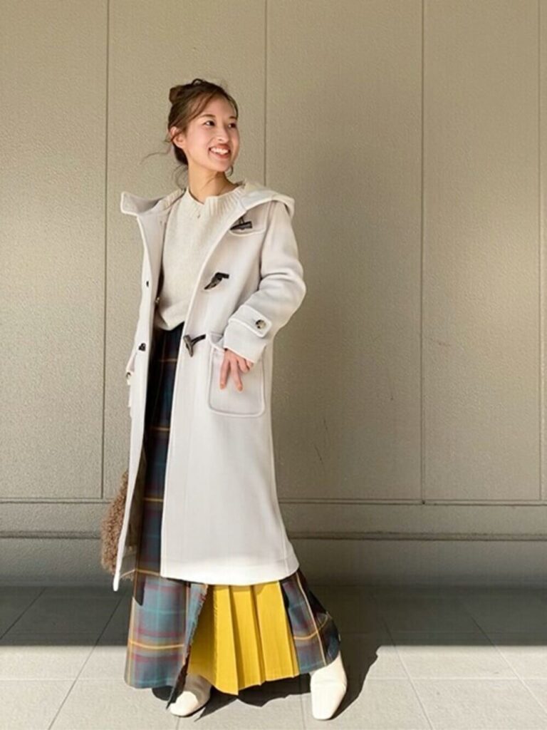 ベージュのダッフルコート×ベージュのニット×チェック柄スカート×ベージュのブーツ