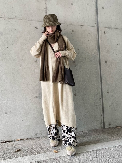 緑のマフラー×白のワンピース×アニマル柄のワイドパンツ