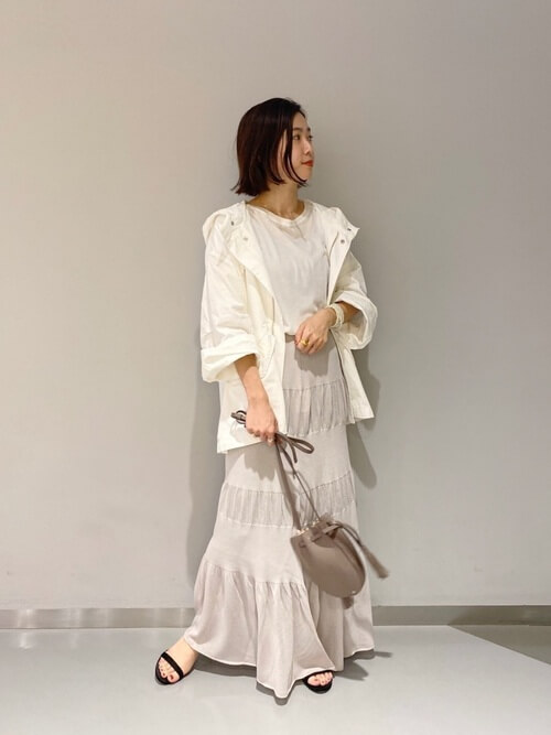 白のモッズコート×白のTシャツ×ベージュのティアードスカート×黒のサンダル