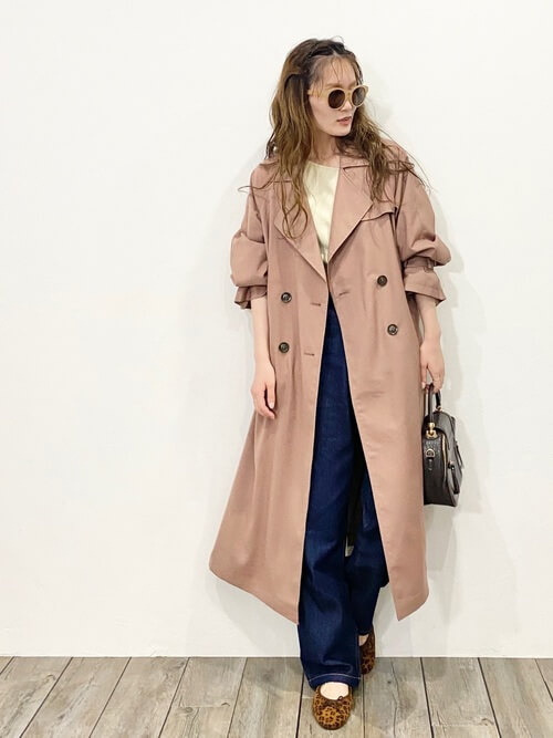 ピンクのトレンチコート×ベージュのニット×デニムパンツ×レオパード柄のパンプス