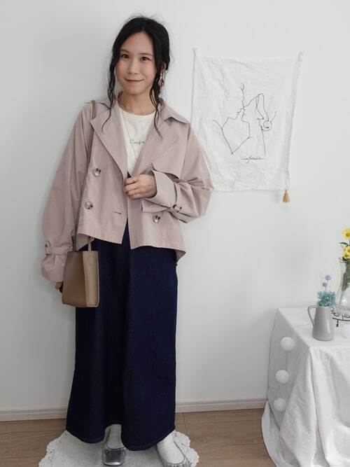 ピンクのトレンチコート×ネイビーのキャミワンピ×白のロゴTシャツ×シルバーのパンプス