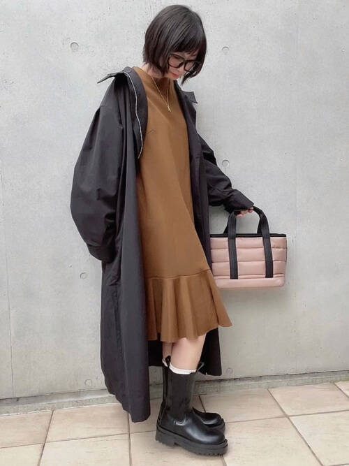 黒のトレンチコート×ブラウンのワンピース×黒のブーツ×ピンクのバッグ