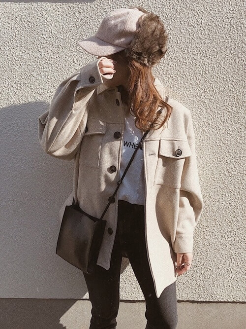 ファー帽子（キャップタイプ）×ベージュのジャケット×白のTシャツ×黒のデニムパンツ