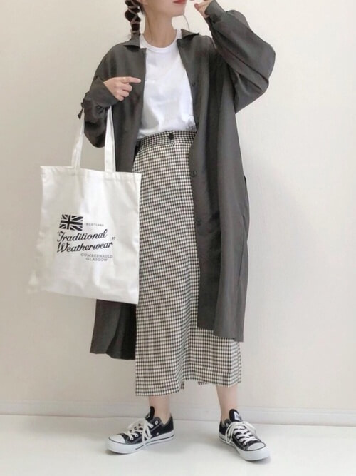 グレーのトレンチコート×白Tシャツ×チェック柄タイトスカート×黒スニーカー
