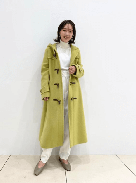 フーデッドコート×白のニット×白のデニムパンツ×グレーのパンプス
