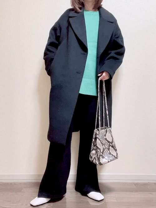 低身長さん女性のチェスターコートの着こなし方のコツ：暗めのチェスターコートを着用するならインナーは明るく！