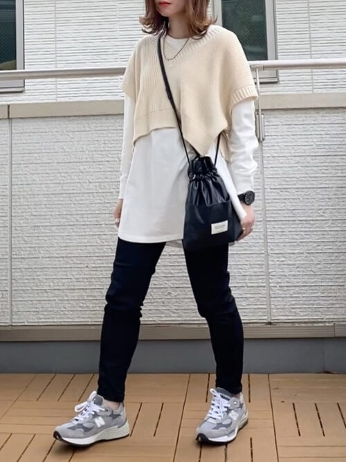 ニットベスト×白のロンT×黒のスキニーパンツ×グレーのスニーカー