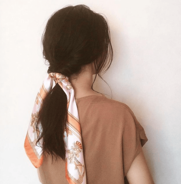 ロングの髪型のスカーフアレンジ：1本結び＋スカーフ垂らし