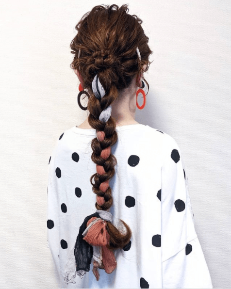 ロングの髪型のスカーフアレンジ：三つ編み編み込み
