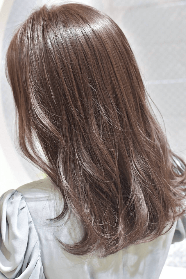 ミルクティーベージュ×フェミニンの入学式のスーツに合うセミロングの髪型